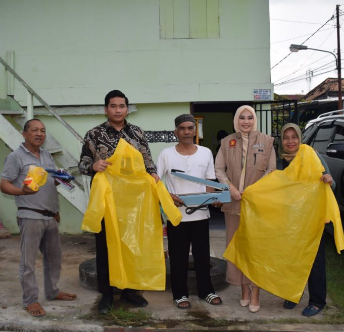 Memberikan Bantuan kepada Pelaku UMKM, Roudhatul Jannah ini Pesan Prabowo Sejahterakan Rakyat