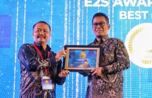 Berkomitmen Tinggi Dalam Transisi Energi, Dirut PLN Diganjar Penghargaan dari Komunitas Wartawan Energi