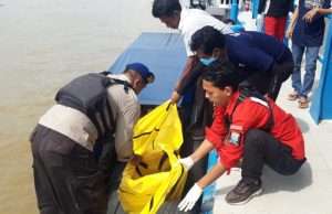 Ngapung di Sungai Musi, Sat Polairud Polrestabes Palembang Evakuasi Mayat Mr X