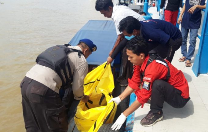 Ngapung di Sungai Musi, Sat Polairud Polrestabes Palembang Evakuasi Mayat Mr X