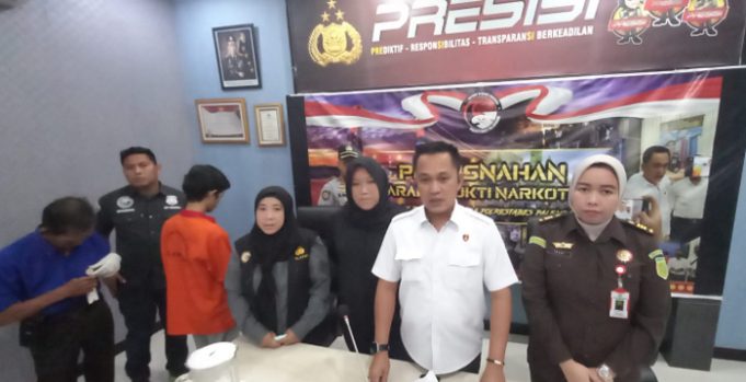 Satres Narkoba Polrestabes Palembang Blender 2 Kg Sabu Dihadapan Sang Kurir