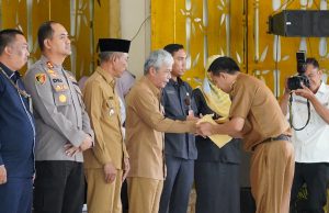 Bupati OKI Bagikan SK Besaran Dana Desa 2023, Ini Prioritas Pemanfaatannya