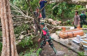 Babinsa Koramil 402-10/Kayuagung Sigap Bantu Warga Terdampak Puting Beliung