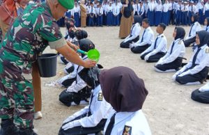 Danramil 402-10/Kayuagung Lantik Anggota Paskibra SMPN 3 Kayuagung