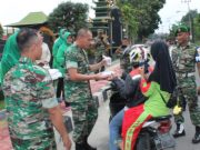 Kodim 0402/OKI Bagikan Takjil Jelang Buka Puasa