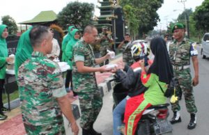 Kodim 0402/OKI Bagikan Takjil Jelang Buka Puasa