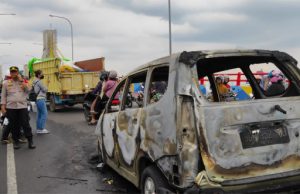Mobil Avanza Ini Hangus Terbakar di Jembatan Musi IV Palembang