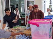 Masjid Agung Solihin Bagi-bagi Ratusan Takjil Selama Ramadhan