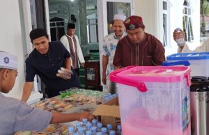 Masjid Agung Solihin Bagi-bagi Ratusan Takjil Selama Ramadhan