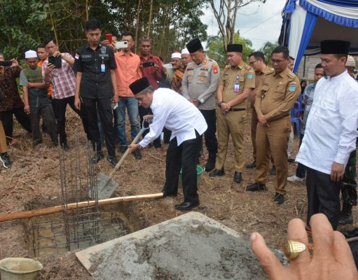 H. Ardani, S.H.,M.H Wakil Bupati Ogan Ilir Meletakan Batu Pertama Pembangunan Masjid A-Bier Ma’had Utsmani III di KTM Desa Sungai Rambutan Indralaya Utara