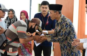 Ratusan Petugas Kebersihan di OKI Terima Zakat