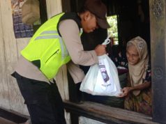 Polsek Cempaka Salurkan Bantuan Sembako dari Kapolda Sumsel
