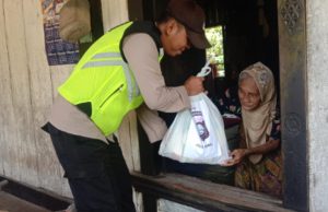 Polsek Cempaka Salurkan Bantuan Sembako dari Kapolda Sumsel