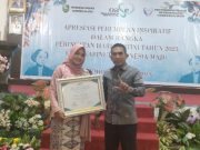 Nova Dwi Astuti, Guru Honorer OKI Terima Penghargaan Perempuan Inspiratif di Sumsel