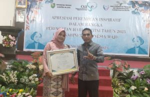 Nova Dwi Astuti, Guru Honorer OKI Terima Penghargaan Perempuan Inspiratif di Sumsel
