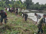 Bersama Warga, Koramil 402-12/Pemulutan Gotong Royong Bersihkan Parit