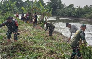 Bersama Warga, Koramil 402-12/Pemulutan Gotong Royong Bersihkan Parit