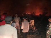 Polisi Bersama Tim Manggala Agni Padamkan Titik Api di Pemulutan OI
