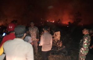 Polisi Bersama Tim Manggala Agni Padamkan Titik Api di Pemulutan OI