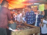 Plt Bupati, Ahmad Usmarwi Kaffah, Monitoring Harga 12 Bahan Pangan Menjelang Perayaan Hari Raya Idul Adha 1444 H, di Pasar Kelurahan Gelumbang Muara Enim