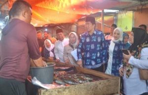Plt Bupati, Ahmad Usmarwi Kaffah, Monitoring Harga 12 Bahan Pangan Menjelang Perayaan Hari Raya Idul Adha 1444 H, di Pasar Kelurahan Gelumbang Muara Enim