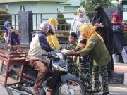 Jumat Berkah, Persit Dampingi Anak TK Kartika Bagikan Makanan Gratis