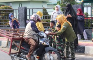 Jumat Berkah, Persit Dampingi Anak TK Kartika Bagikan Makanan Gratis