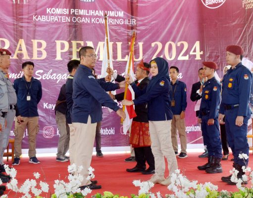 Semarak Kirab Pemilu Tetap Berkobar di Kabupaten OKI, Serah Terima Bendera Kirab Pemilu 2024 di Halaman Kantor KPU Ogan Komering Ilir