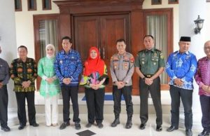 Kaffah menerima kunjungan Walikota Bandar Lampung Eva Dwiyana di Balai Agung Serasan Sekundang Muara Enim