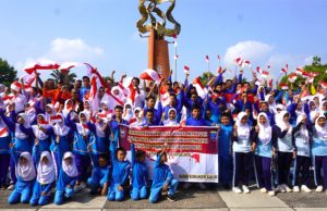 Semarakkan HUT RI ke-78, Pemkab OKI Bagikan Ribuan Bendera Merah Putih