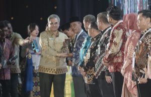 Remajakan Ribuan Hektare Sawit Rakyat, Bupati OKI Terima Anugerah Perkebunan dari Kementan