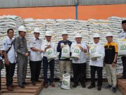 Kurangi Beban Warga, Pemkab OKI dan Bulog Salurkan 484 Ton Beras