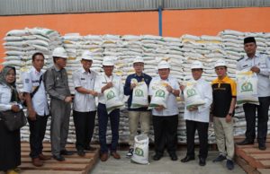 Kurangi Beban Warga, Pemkab OKI dan Bulog Salurkan 484 Ton Beras