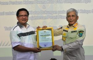 Iskandar Dinobatkan Sebagai Bupati Peduli Petani Sawit