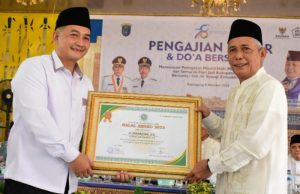 Dorong UMKM Jadi Tulang Punggung Ekosistem Industri Halal, Bupati OKI Terima Halal Award