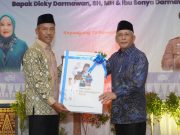 Momen Sakral, Bupati Iskandar Beri Pena ke Wabup Shodiq