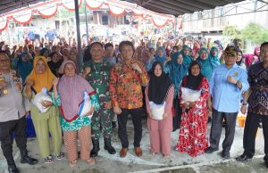 Pj Bupati OKI Salurkan Bantuan 1.3 Ton Beras Untuk 266 KK Terdampak Banjir di Tanjung Lubuk