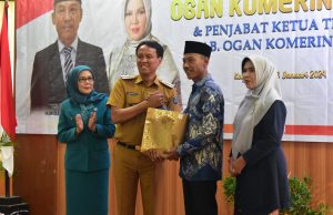 Pj. Bupati OKI Terima Memori Jabatan dari Bupati dan Wakil Bupati OKI Periode 2019-2024