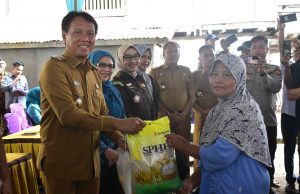 Beras-Minyak Goreng Murah, Diserbu Warga