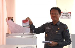 Pj. Bupati OKI Keliling Pantau TPS, Nyoblos di TPS 9 Sukadana Kayuagung