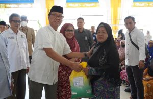 Pj. Bupati OKI Salurkan 550 Paket Sedekah ASN kepada Kaum Dhuafa