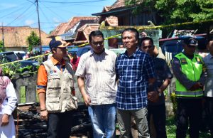 Pj. Bupati OKI Sambangi dan Beri Bantuan Korban Kebakaran di Pedamaran