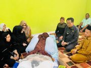 Pj. Bupati OKI Lepas Jenazah Diky Sakti Sebelum Dimakamkan