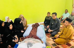 Pj. Bupati OKI Lepas Jenazah Diky Sakti Sebelum Dimakamkan