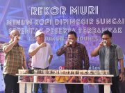 Warga OKI Turut Pecahkan Rekor Muri Minum Kopi Serentak di Pinggir Sungai