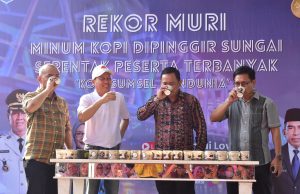 Warga OKI Turut Pecahkan Rekor Muri Minum Kopi Serentak di Pinggir Sungai