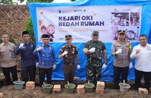 Jelang Hari Bhakti Adhyaksa, Kejari OKI Gelar Aksi Sosial Bedah Rumah