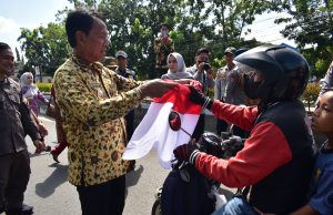 Pemkab OKI Bagikan 1.500 Bendera Merah Putih