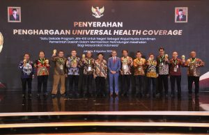 Pj. Bupati OKI Dianugerahi UHC Award karena Cover 97 % Warganya Lewat JKN-Kes,