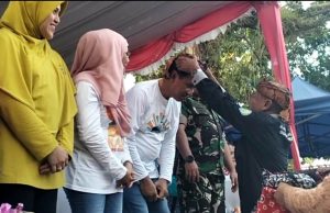 Pj Bupati OKI Ir. Asmar Wijaya, M.Si Pakai Iket Sunda (Blangkon) di Kepala dalam Karnaval Budaya Kabupaten OKI 2024 ’IBS OKI SUMSEL’